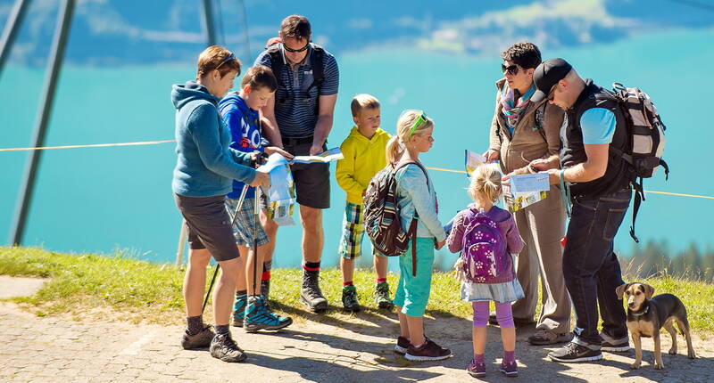 Excursion familiale à la course d'orientation alpine du Niederhorn. Il existe un parcours adapté à chaque âge et à chaque niveau. Une recherche passionnante et une orientation judicieuse procurent un grand plaisir à toutes les générations. L'expérience de vie de la grand-mère peut apporter la décision nécessaire pour arriver au but.
